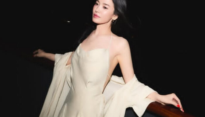 Song Hye Kyo Tampil Memukau di Paris, Punggung Terbuka Jadi Sorotan Utama