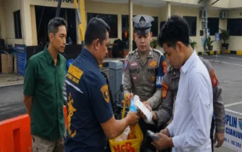 Terjaring Razia Pagi, Tiga Pria di Cianjur Diamankan Bersama Ribuan Pil 3 Terjaring Razia Pagi, Tiga Pria di Cianjur Diamankan Bersama Ribuan Pil