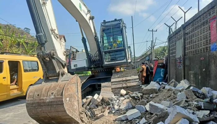 16 Warga Terdampak Penertiban Bangunan Liar di Padalarang Bandung Barat Terima Santunan
