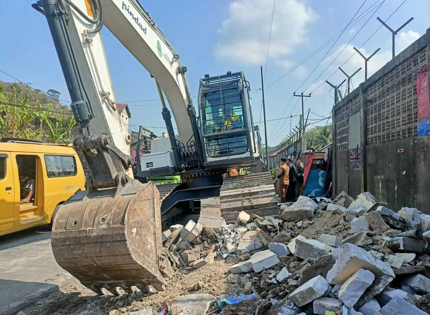 16 Warga Terdampak Penertiban Bangunan Liar di Padalarang Bandung Barat Terima Santunan 1 16 Warga Terdampak Penertiban Bangunan Liar di Padalarang Bandung Barat Terima Santunan