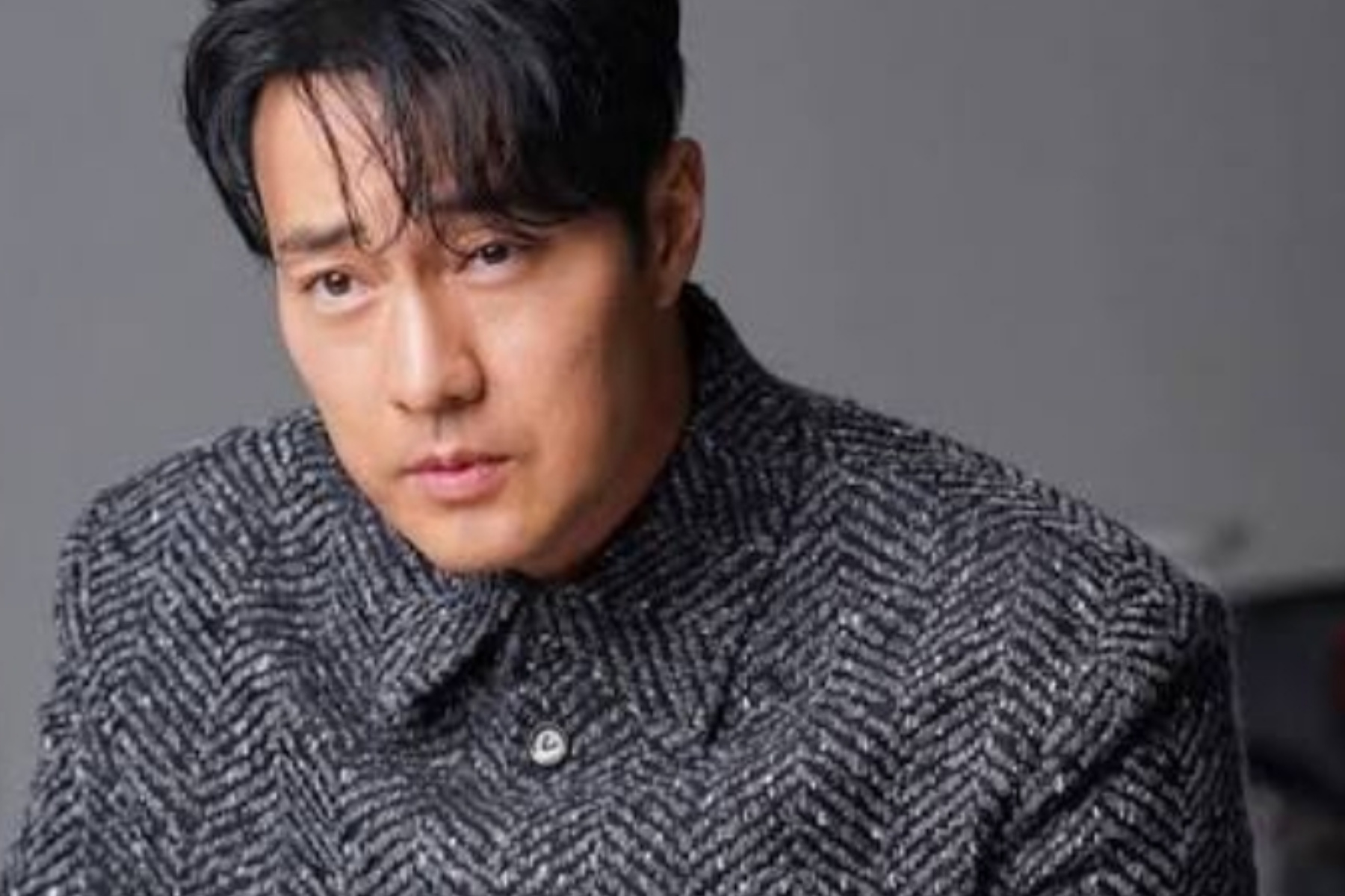 Aksi Dermawan So Ji Sub Beri Hadiah Emas Mewah Usai Sukses Besar Drama Agent Kim Reactivated