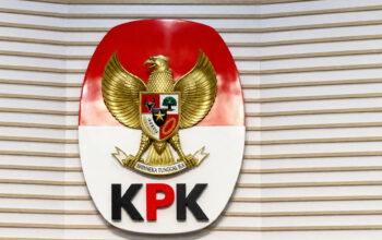 Bupati Kuansing dan Sekda Menyerahkan Diri ke KPK 3 Bupati Kuansing dan Sekda Menyerahkan Diri ke KPK