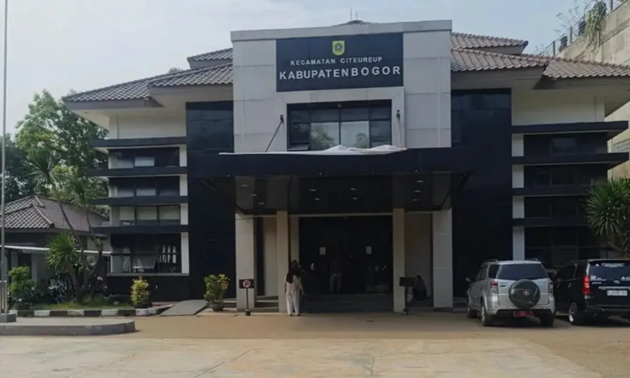 Buruknya Pelayanan Kantor Kecamatan Citeureup Memicu Amarah, Masyarakat Luapkan Kekecewaannya di Media Sosial 1 Buruknya Pelayanan Kantor Kecamatan Citeureup Memicu Amarah, Masyarakat Luapkan Kekecewaannya di Media Sosial