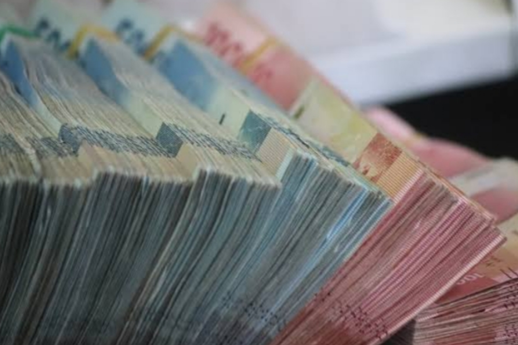 Ekonomi Bukan Sekadar Uang: Membaca Dunia Lewat Angka dan Keputusan