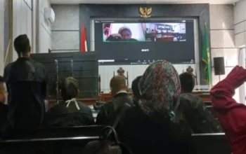 Gugat Manuver Eksepsi Terdakwa, Gerakan Mahasiswa Kepung PN Bale Bandung: Keadilan Bagi Korban Harga Mati! 5 Gugat Manuver Eksepsi Terdakwa, Gerakan Mahasiswa Kepung PN Bale Bandung: Keadilan Bagi Korban Harga Mati!