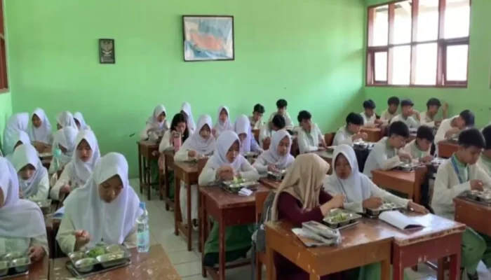 Hemat Uang Saku Hingga Menu Favorit Lahap: Siswa SMPN 12 Sukabumi Sambut Antusias Program MBG Prabowo