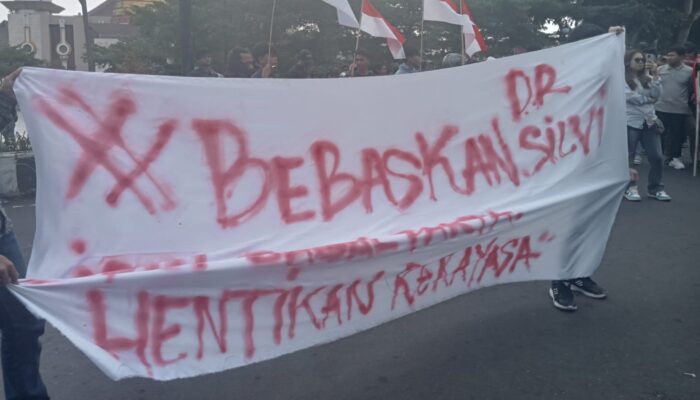 Jelang Putusan Kasus Bisnis Ompreng MBG dr. Silvi, Massa Mahasiswa Geruduk Kejari Kota Sukabumi
