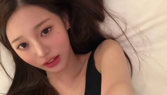 Intip Sisi Santai Jang Wonyoung IVE Saat Kunjungi Disneyland
