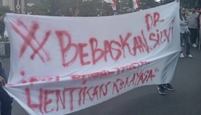 Jelang Putusan Kasus Bisnis Ompreng MBG dr. Silvi, Massa Mahasiswa Geruduk Kejari Kota Sukabumi