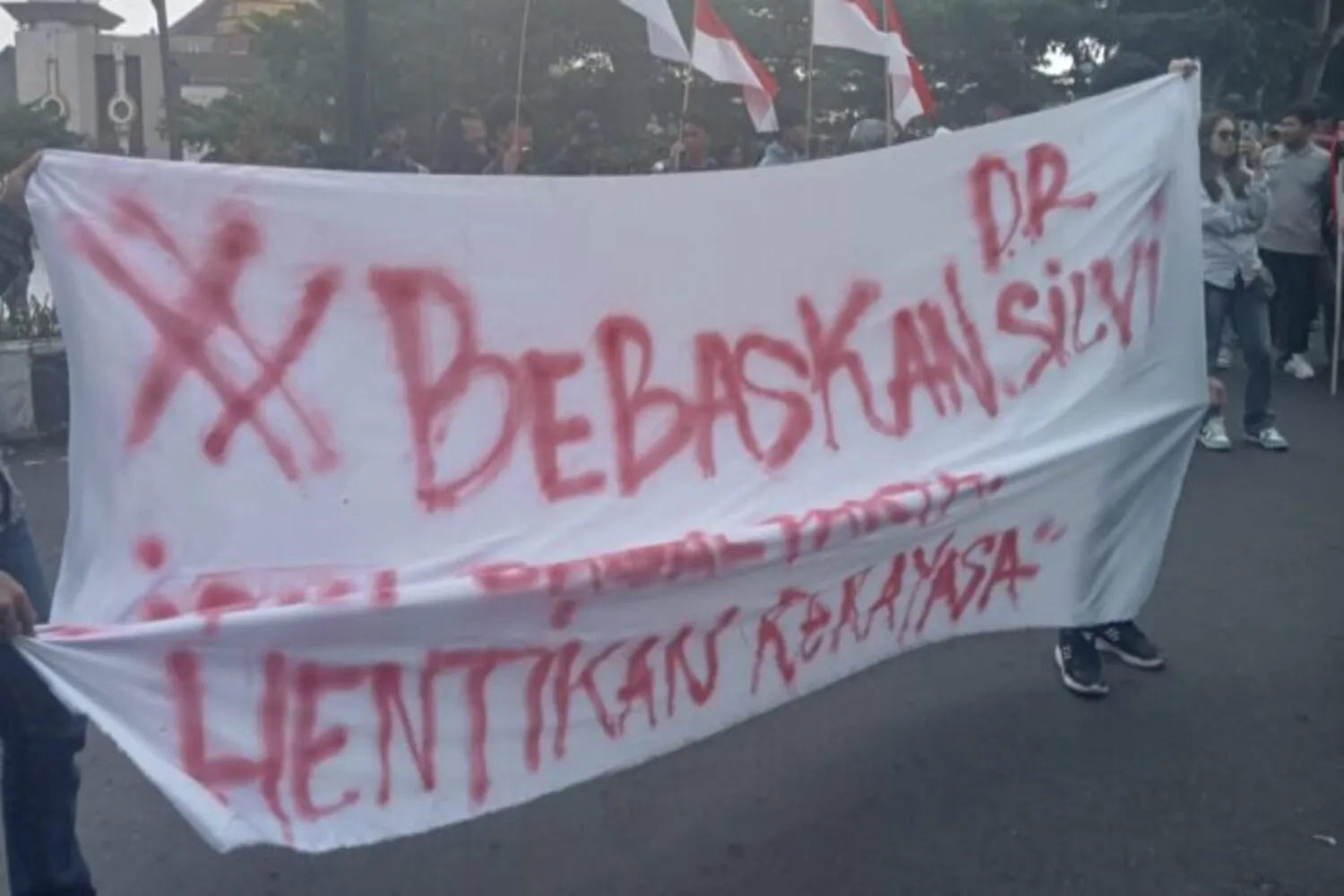 Jelang Putusan Kasus Bisnis Ompreng MBG dr. Silvi, Massa Mahasiswa Geruduk Kejari Kota Sukabumi 1 Jelang Putusan Kasus Bisnis Ompreng MBG dr. Silvi, Massa Mahasiswa Geruduk Kejari Kota Sukabumi