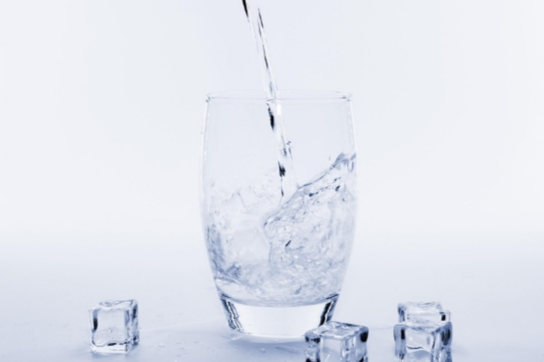 Mitos atau Fakta? Minum Air Es Benarkah Bikin Gemuk? 1 Mitos atau Fakta? Minum Air Es Benarkah Bikin Gemuk?