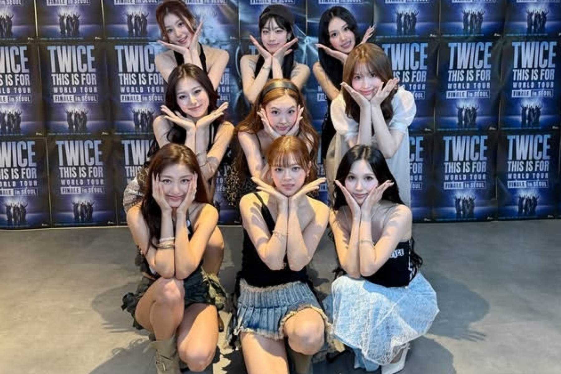 Pesona Visual TWICE di Konser THIS IS FOR Buat Netizen Gagal Fokus!