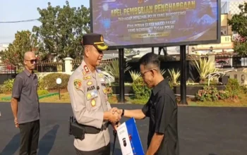 Pj Kades Sukajaya dan Ketua RT Terima Penghargaan usai Bantu Ungkap Kasus Uang Palsu di Cianjur 4 Pj Kades Sukajaya dan Ketua RT Terima Penghargaan usai Bantu Ungkap Kasus Uang Palsu di Cianjur