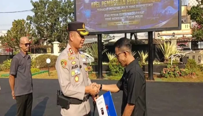 Pj Kades Sukajaya dan Ketua RT Terima Penghargaan usai Bantu Ungkap Kasus Uang Palsu di Cianjur