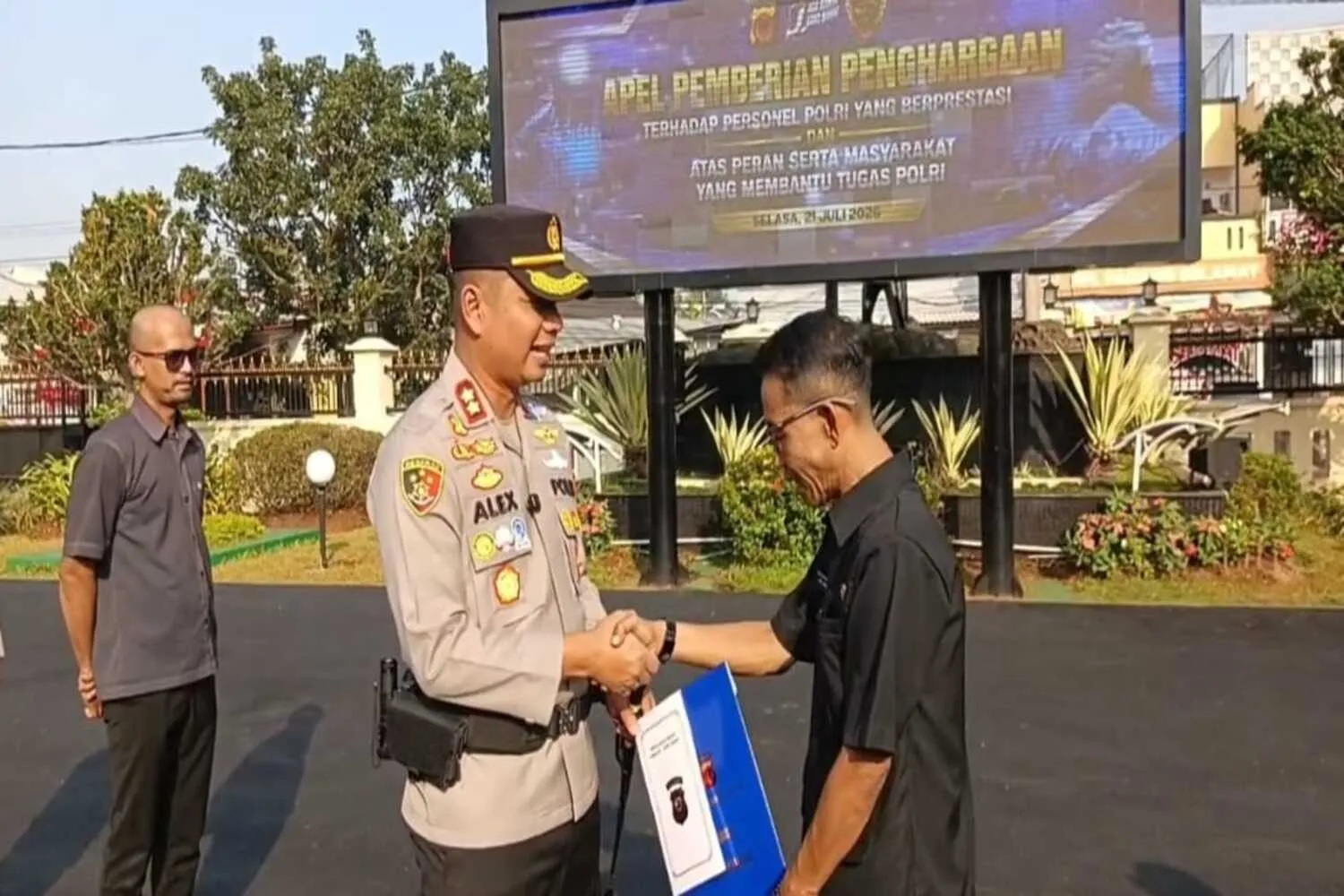 Pj Kades Sukajaya dan Ketua RT Terima Penghargaan usai Bantu Ungkap Kasus Uang Palsu di Cianjur 1 Pj Kades Sukajaya dan Ketua RT Terima Penghargaan usai Bantu Ungkap Kasus Uang Palsu di Cianjur