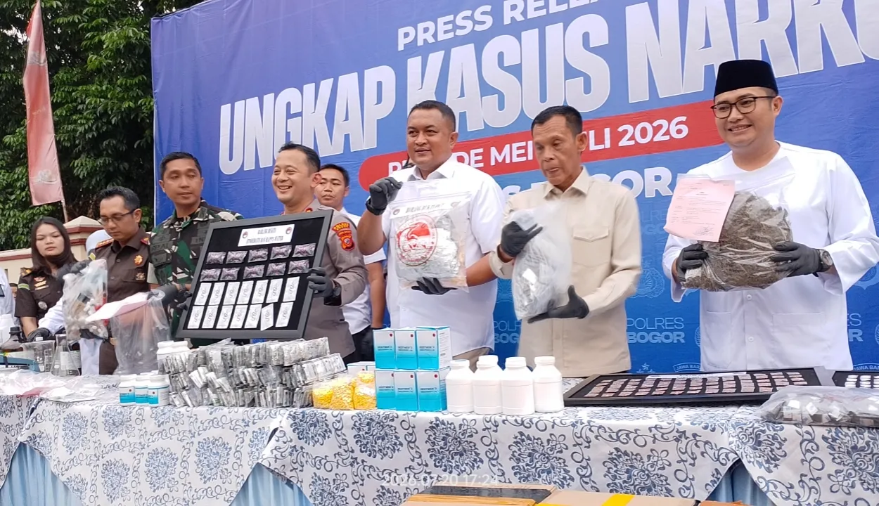 Polres Bogor Ungkap 74 Kasus Narkoba dan Jutaan Berbagai Obat Keras Diamankan 1 Polres Bogor Ungkap 74 Kasus Narkoba dan Jutaan Berbagai Obat Keras Diamankan