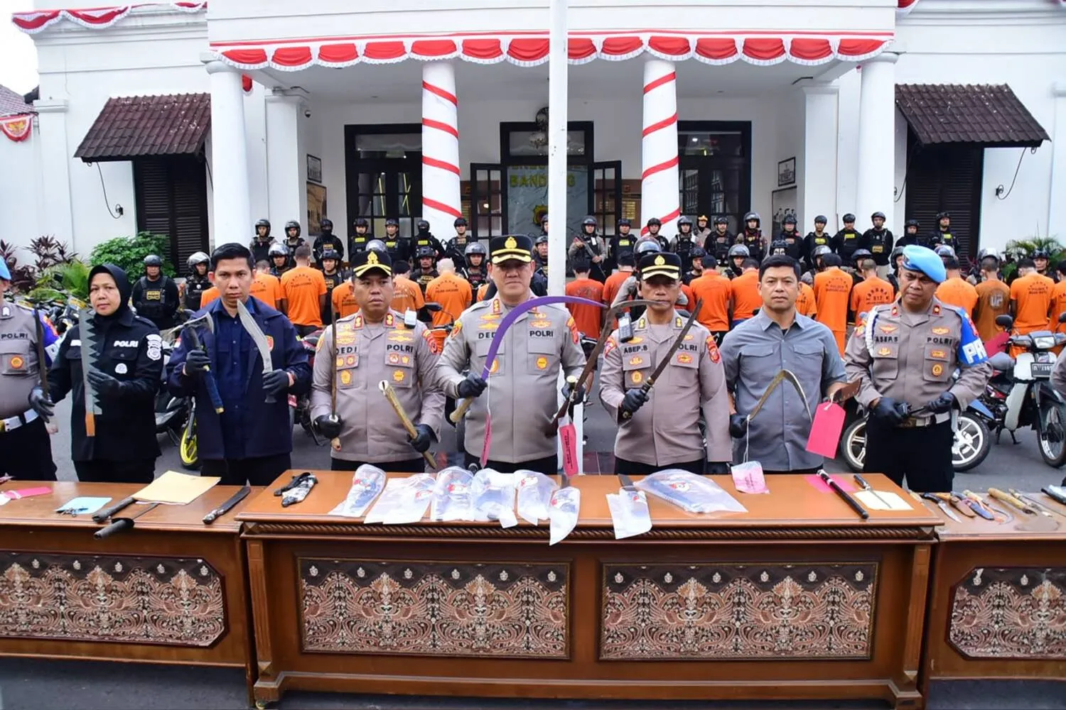 Polrestabes Bandung Sita 14 Senjata Tajam dan 11 Motor, Ini Hasil Operasi Juli 2026 1 Polrestabes Bandung Sita 14 Senjata Tajam dan 11 Motor, Ini Hasil Operasi Juli 2026