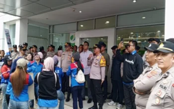 Protes Pelayanan Buruk hingga Isu Calo, Ratusan Buruh Geruduk Kantor BPJS Ketenagakerjaan Sukabumi 4 Protes Pelayanan Buruk hingga Isu Calo, Ratusan Buruh Geruduk Kantor BPJS Ketenagakerjaan Sukabumi