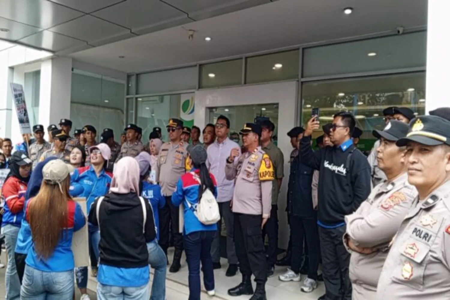 Protes Pelayanan Buruk hingga Isu Calo, Ratusan Buruh Geruduk Kantor BPJS Ketenagakerjaan Sukabumi