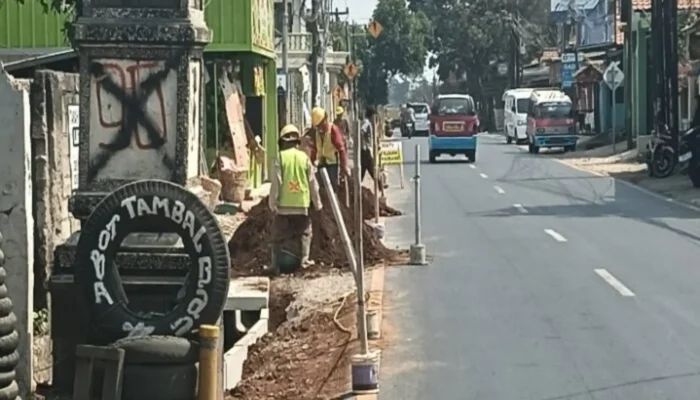 Proyek Galian Drainase di Jalan Maracang Purwakarta Disorot, Diduga Tanpa Papan Proyek ?