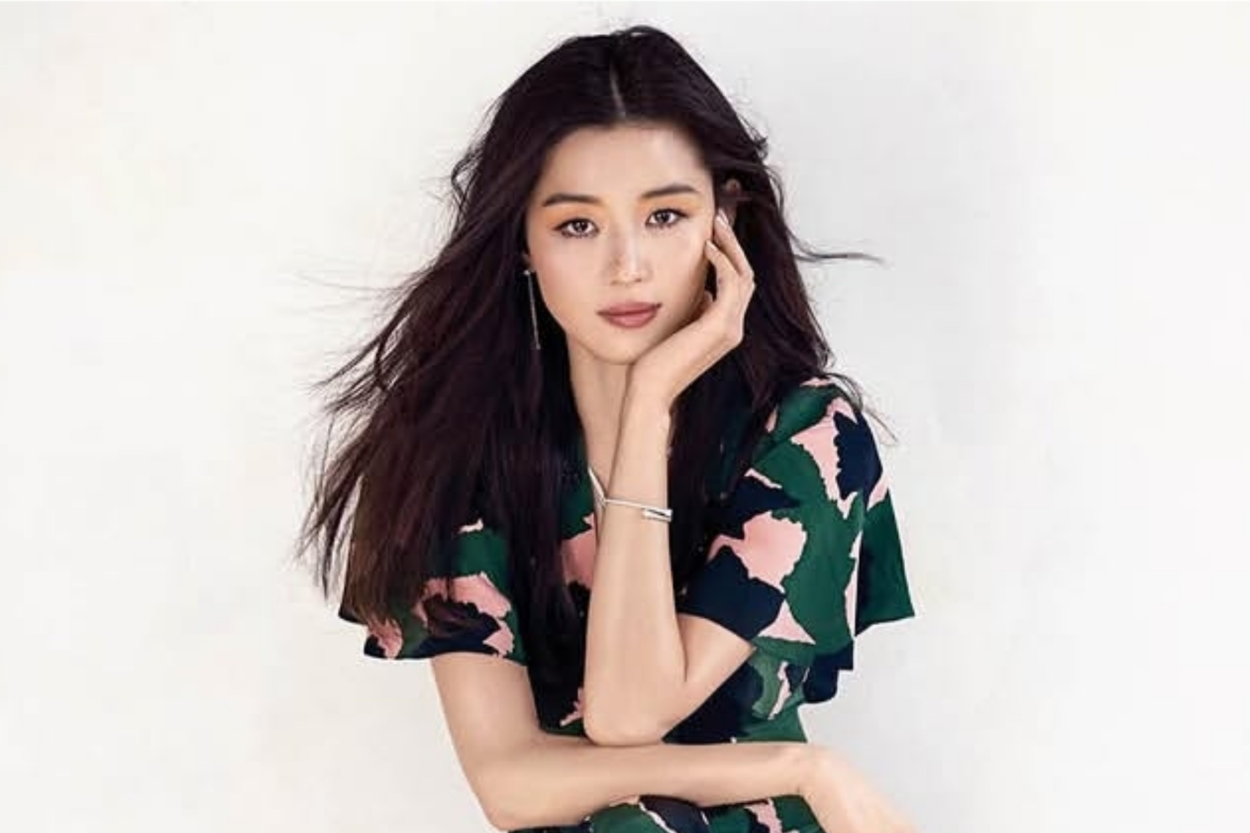 Tampil Eksotis, Kulit Tan Jun Ji Hyun di Hong Kong Sukses Bikin Pangling!