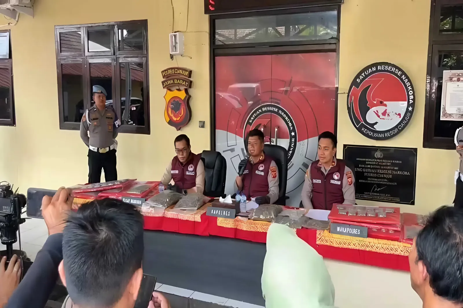 Terbongkar! Gudang Ganja 14,8 Kg di Cianjur Digerebek Polisi 1 Terbongkar! Gudang Ganja 14,8 Kg di Cianjur Digerebek Polisi