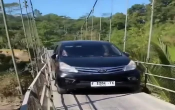 Viral! Minibus Nekat Melintas Jembatan Gantung di Cianjur 1 Viral! Minibus Nekat Melintas Jembatan Gantung di Cianjur