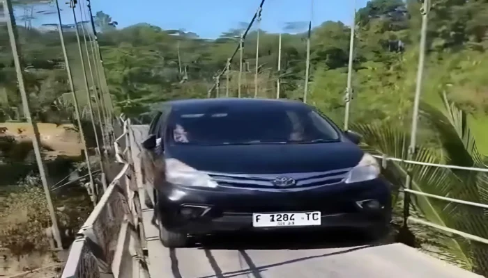 Viral! Minibus Nekat Melintas Jembatan Gantung di Cianjur