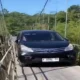 Viral! Minibus Nekat Melintas Jembatan Gantung di Cianjur