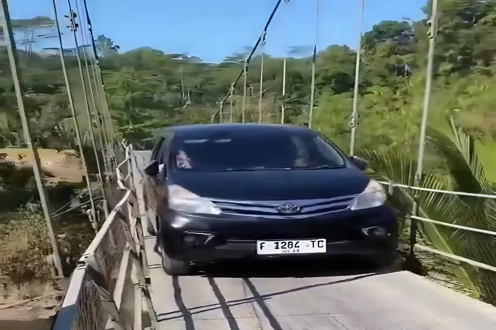 Viral! Minibus Nekat Melintas Jembatan Gantung di Cianjur 1 Viral! Minibus Nekat Melintas Jembatan Gantung di Cianjur