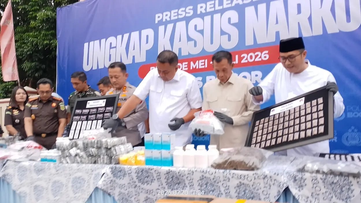 Bupati Bogor Apresiasi Polres Ungkap Kasus Narkoba dan Obat Terlarang: Untuk Menyelamatkan Generasi Muda 1 Bupati Bogor Apresiasi Polres Ungkap Kasus Narkoba dan Obat Terlarang: Untuk Menyelamatkan Generasi Muda