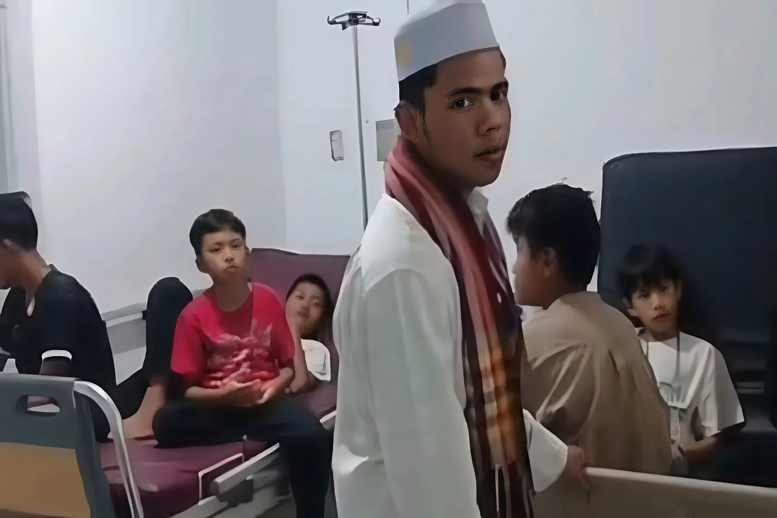 Diduga Keracunan Makanan, 134 Santri di Sukabumi Dilarikan ke Rumah Sakit