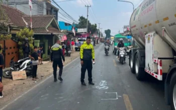 Gagal Salip dari Kanan, Pengendara Motor Tewas Dihantam Truk Boks di Cicantayan Sukabumi 3 Gagal Salip dari Kanan, Pengendara Motor Tewas Dihantam Truk Boks di Cicantayan Sukabumi