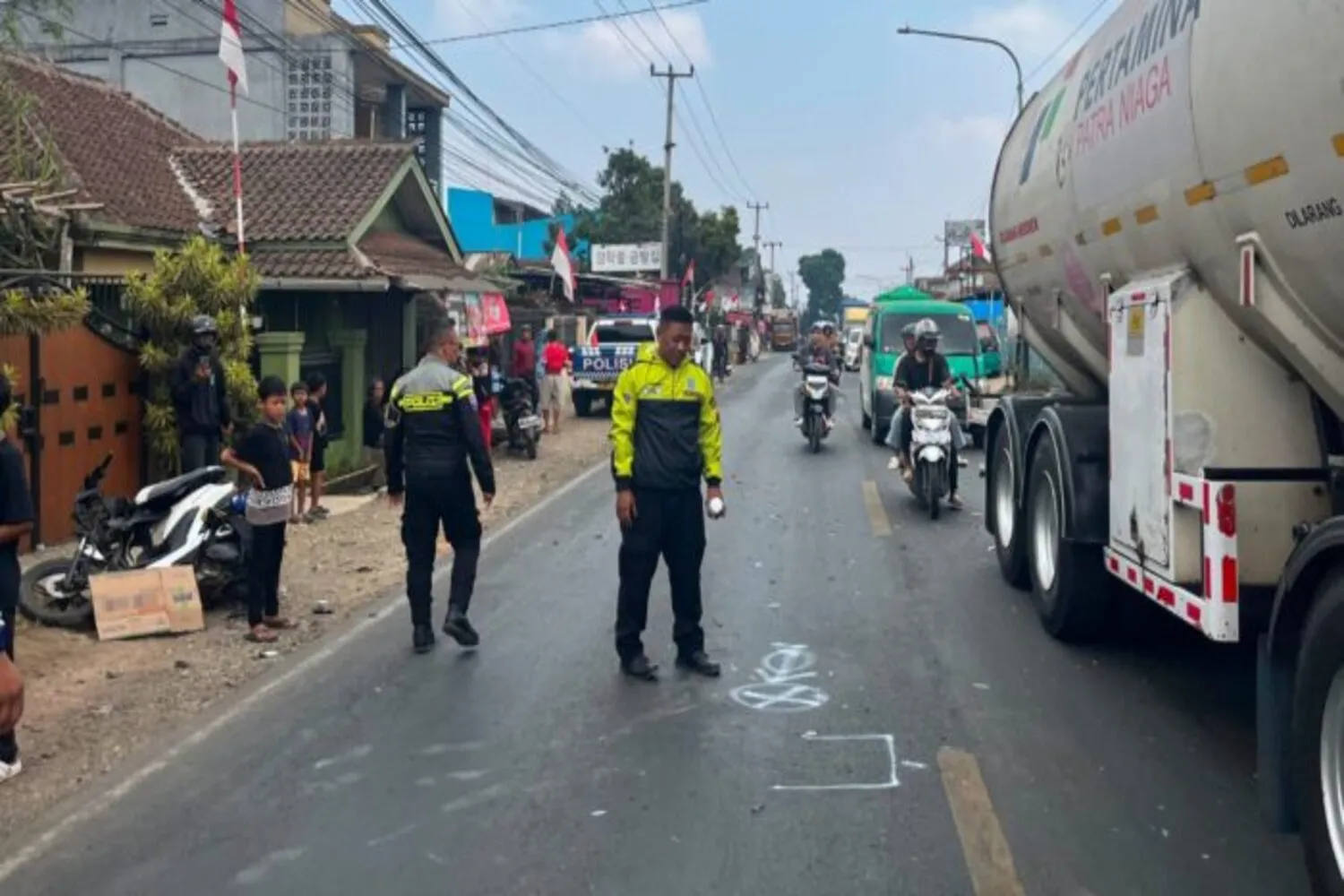 Gagal Salip dari Kanan, Pengendara Motor Tewas Dihantam Truk Boks di Cicantayan Sukabumi