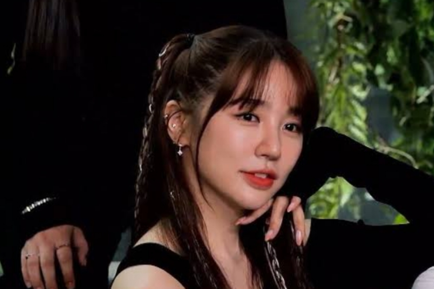 Gaun Hitam Yoon Eun Hye di Pernikahan Arden Cho Bikin Netizen Terbelah