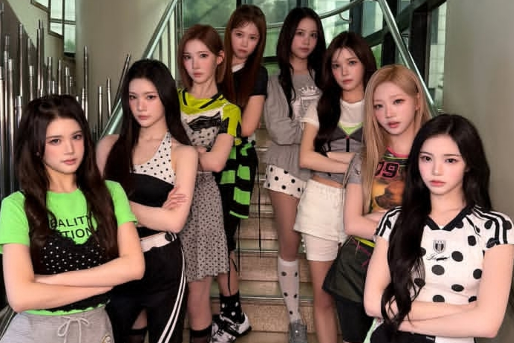 Hearts2Hearts Bikin Yoo In Na Tertawa