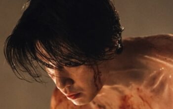 Dedikasi Lee Dong Wook: Syuting Aksi Terbalik di 'A Shop for Killers' 3 Dedikasi Lee Dong Wook: Syuting Aksi Terbalik di 'A Shop for Killers'