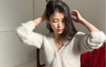 IU Beri Pesan Haru untuk UAENA Pasca Penundaan Comeback 3 IU Beri Pesan Haru untuk UAENA Pasca Penundaan Comeback