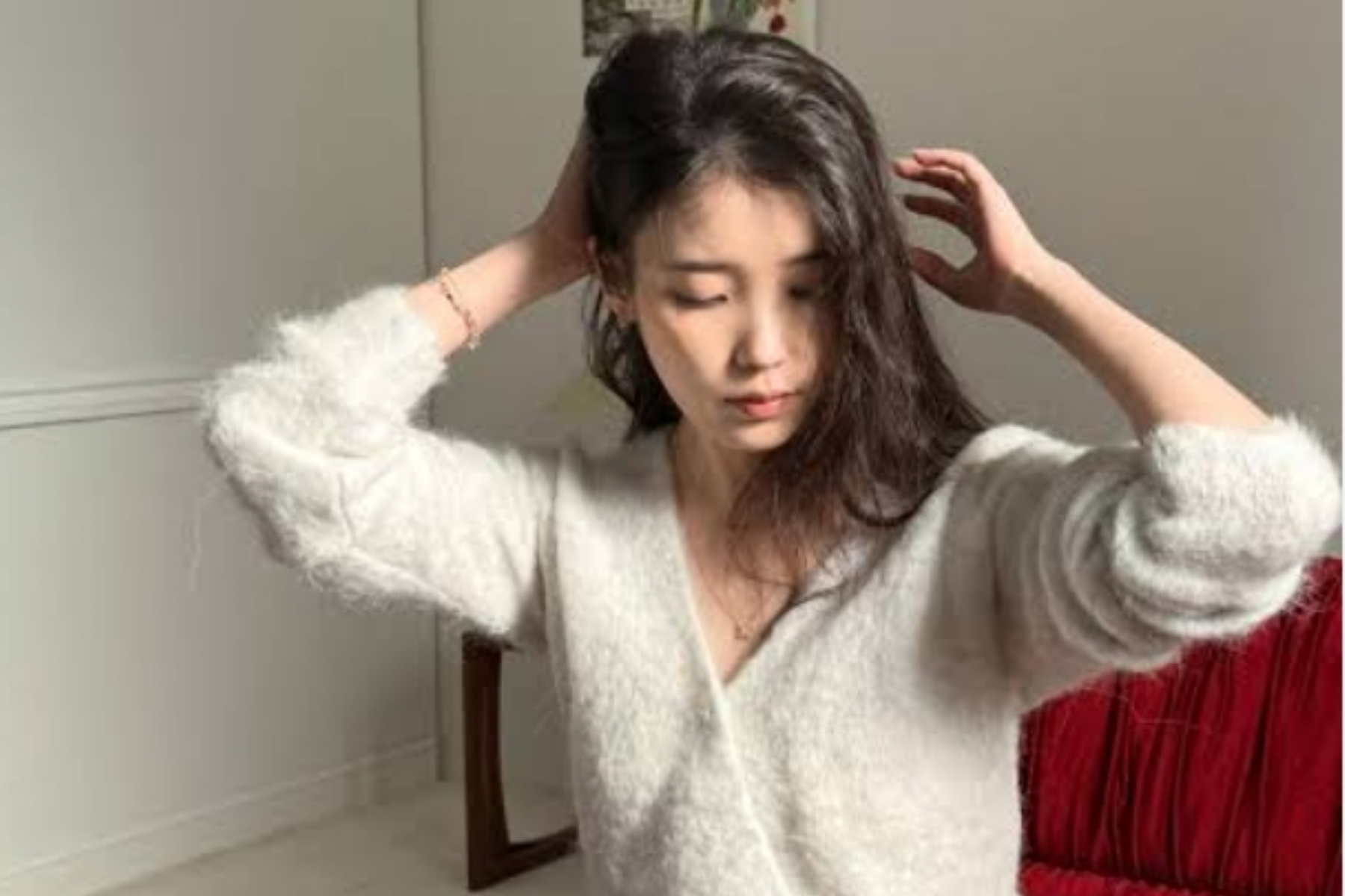 IU Beri Pesan Haru untuk UAENA Pasca Penundaan Comeback