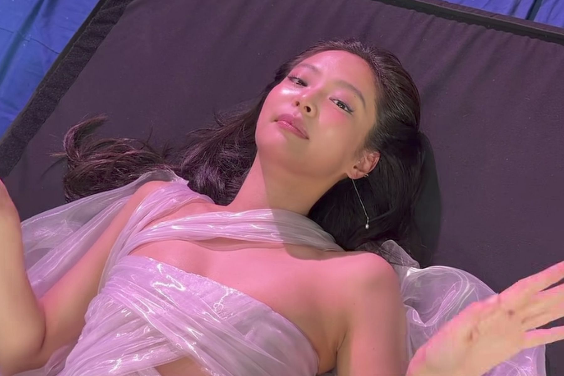 Jennie BLACKPINK Tampil Ekstrem di Balik Layar Fallen Angel