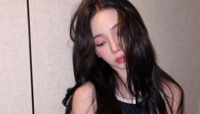 Karina aespa Tampil Memukau di Hong Kong, Gaun Emas Jadi Sorotan