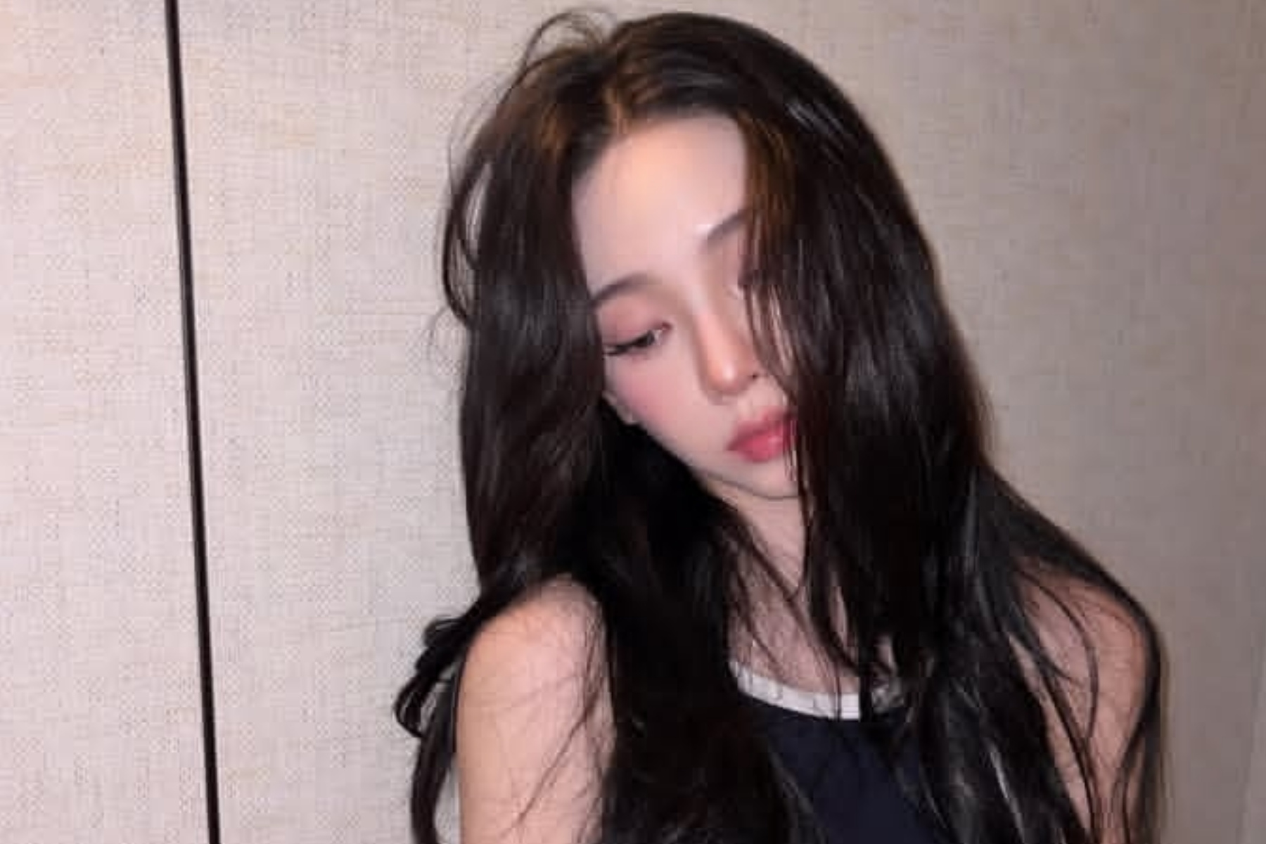 Karina aespa Tampil Memukau di Hong Kong, Gaun Emas Jadi Sorotan