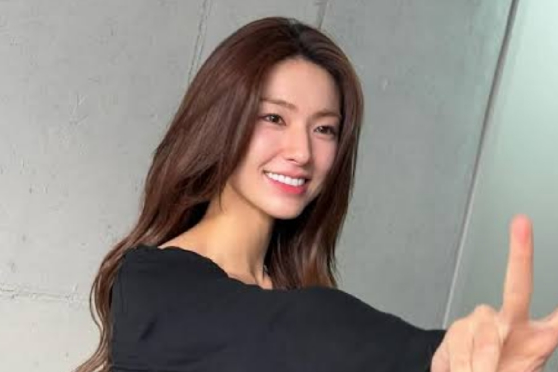Kontroversi Ha Young Makin Panjang, Agensi Minta Maaf soal Dugaan Sejarah Keluarga 1 Kontroversi Ha Young Makin Panjang, Agensi Minta Maaf soal Dugaan Sejarah Keluarga