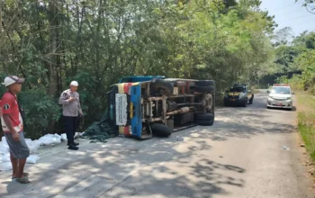 Mobil Pengangkut Bantuan Pangan Kecelakaan di Purwakarta 3 Mobil Pengangkut Bantuan Pangan Kecelakaan di Purwakarta