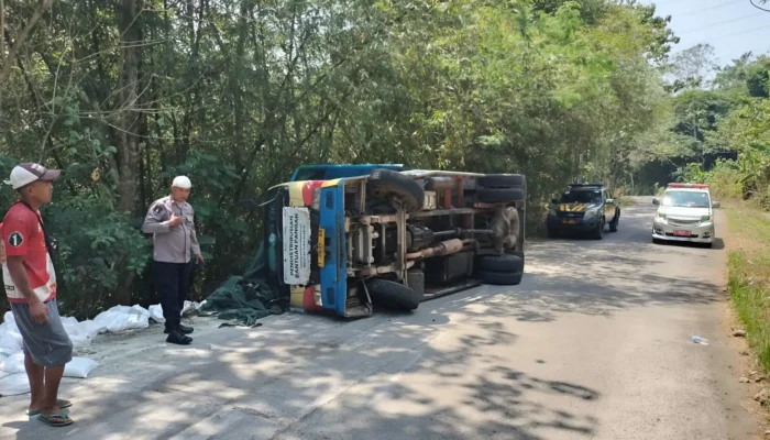 Mobil Pengangkut Bantuan Pangan Kecelakaan di Purwakarta
