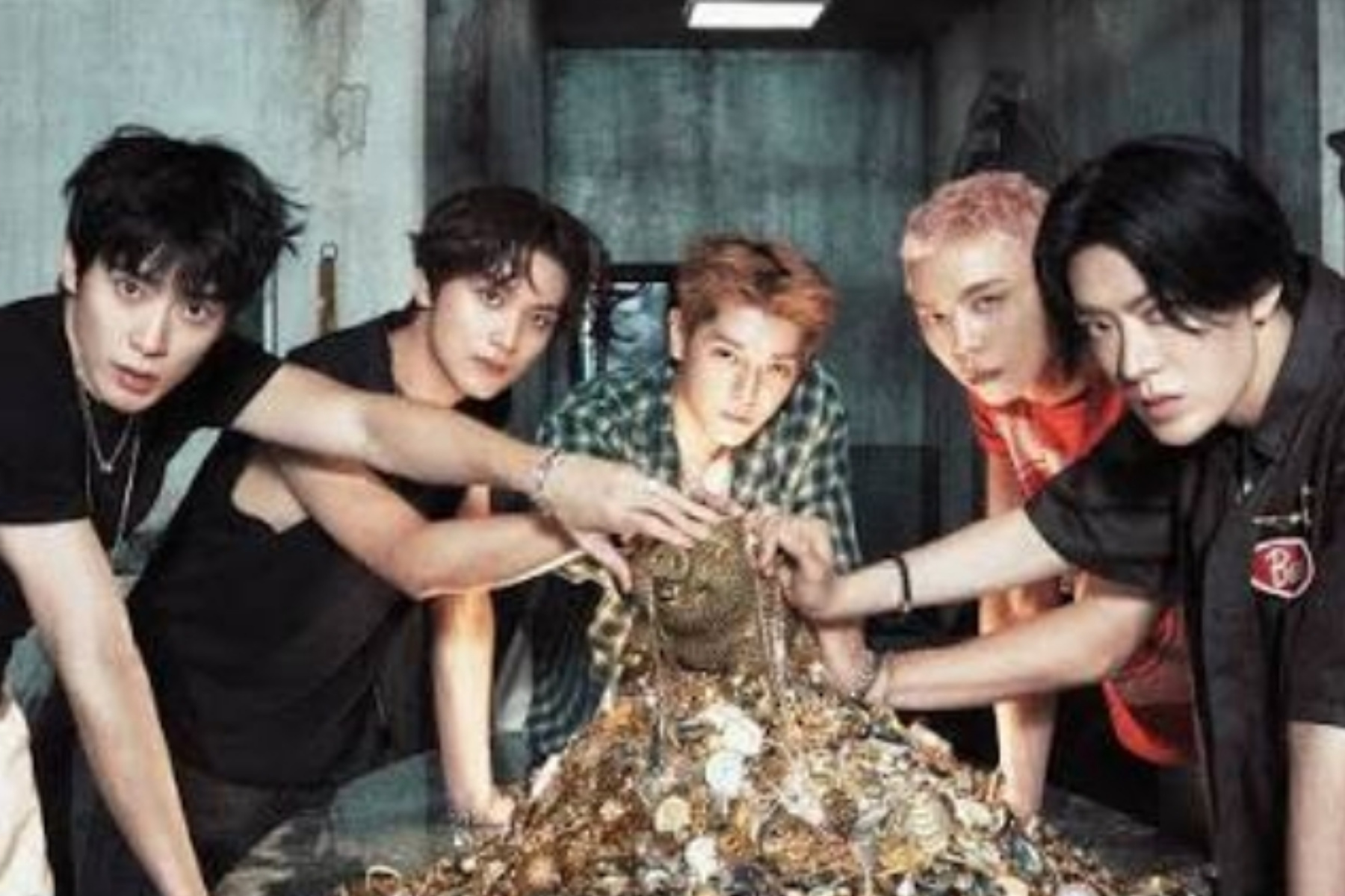 NCT 127 Pamer Foto Full Group dengan Tumpukan Jam