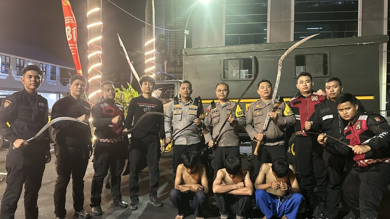 Polres Bogor Bubarkan Tawuran di Cibinong, 3 Pemuda Berserta Barbuk 7 Sajam Diamankan 1 Polres Bogor Bubarkan Tawuran di Cibinong, 3 Pemuda Berserta Barbuk 7 Sajam Diamankan