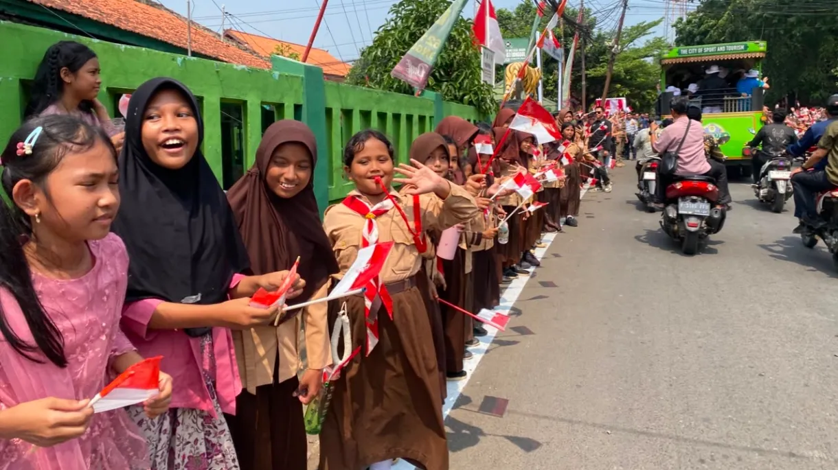 Ratusan Siswa SD dan SMP di Jonggol Sambut Meriah Kedatangan Bupati dan Wabup Bogor
