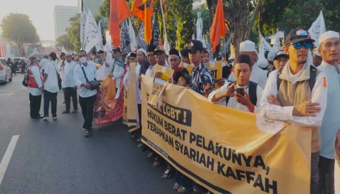 Ribuan Warga Gelar Aksi Tolak LGBT di Surabaya