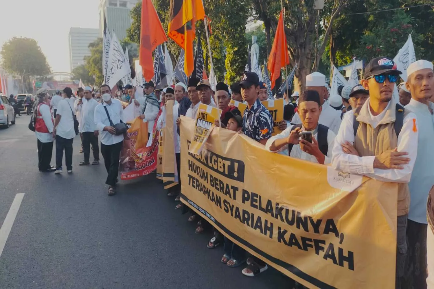 Ribuan Warga Gelar Aksi Tolak LGBT di Surabaya